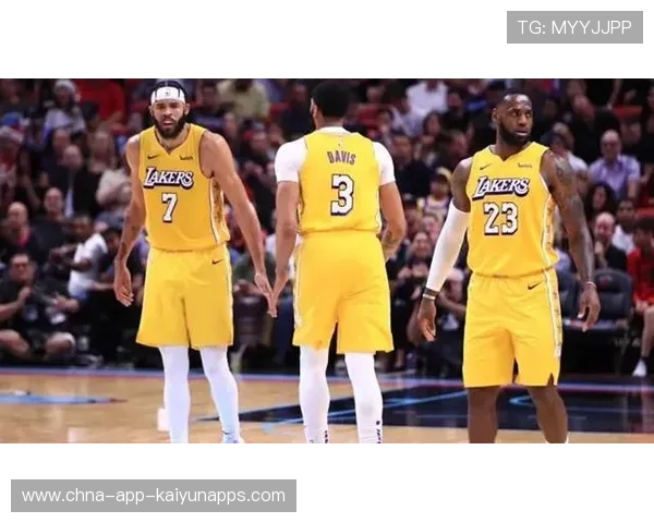 湖人詹姆斯追帽封盖，主场直接沸腾